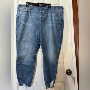 TORRID- BOMBSHELL SKINNY JEANS - PREMIUM STRETCH - SIZE 26R